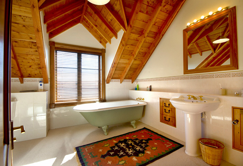 Picture of bathroom with tub and basin