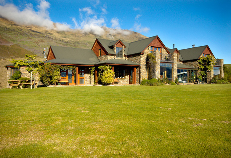 Picture of Mount Aspiring Rd residence as seen from lawn