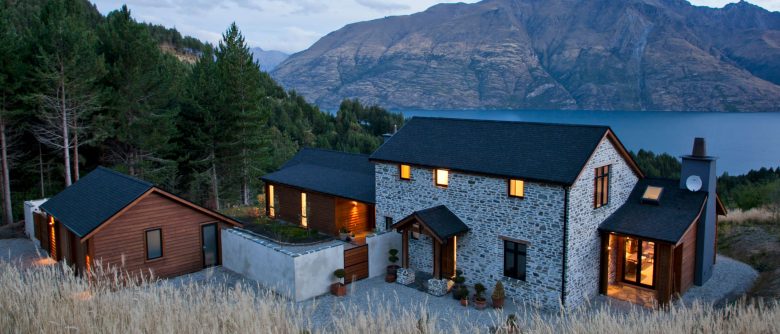 Overlooking Lake Wakatipu and surrounding mountains, this country house features a gabled roof, bagged schist walls and western red cedar, reflecting the rustic charm of Central Otago’s historic farmhouses and goldmining cottages.